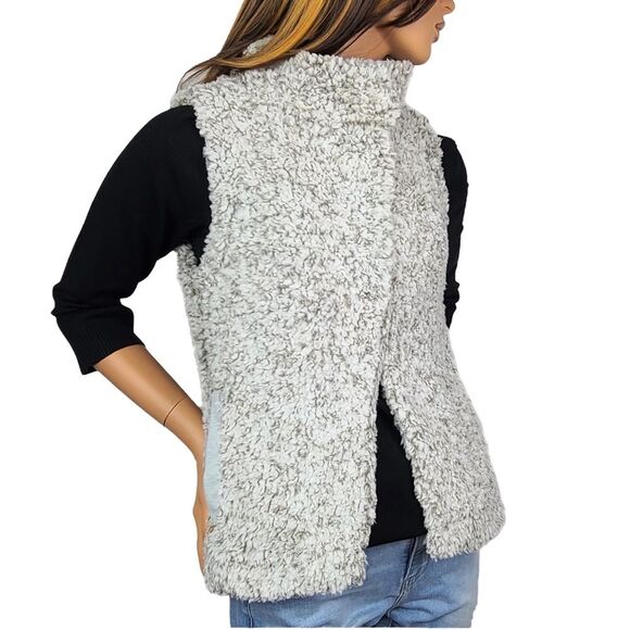 DYLAN By True Grit Gray Faux Fur Sherpa Vest Pockets Snap Women's size Medium - Picture 3 of 10